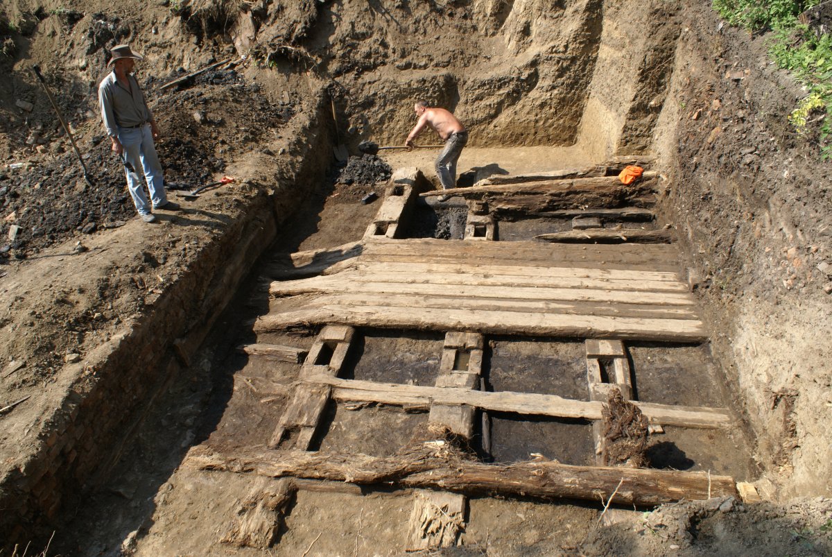 Археологи нашли уникальный ларь на территории Сузунского монетного двора